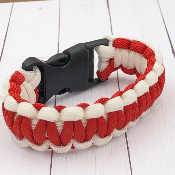 🍀 Red & White Paracord Emergency Cord Unisex Buckle Bracelet - Picture 1 of 3